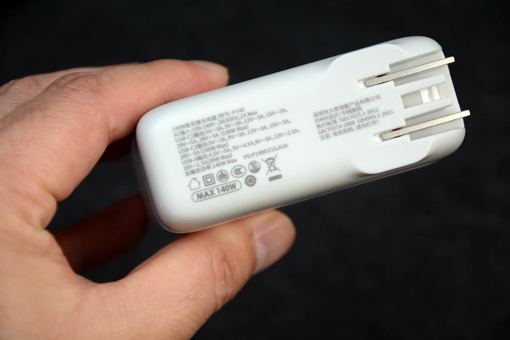 三口快充，出行無(wú)憂 IDMIX大麥140W氮化鎵充電器，商務(wù)差旅的智能能量站